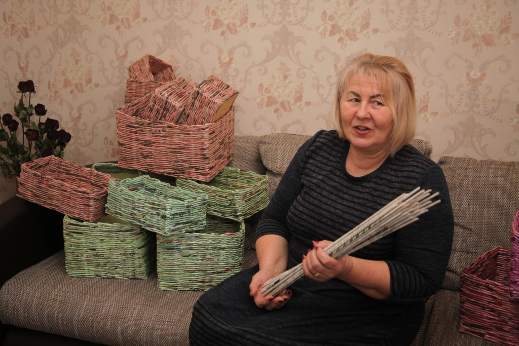 Sandrai Sopulei mājās ir tikai daļa pīto grozu, jo daudzi ir uzdāvināti. “Lai nopītu lielāka izmēra grozu, vajadzīgas kādas trīs stundas. Man pagaidām ir četrstūra formas grozi, bet pamēģināšu pīt arī apaļus grozus,” saka Sandra.
Autors: Gatis Bogdanovs