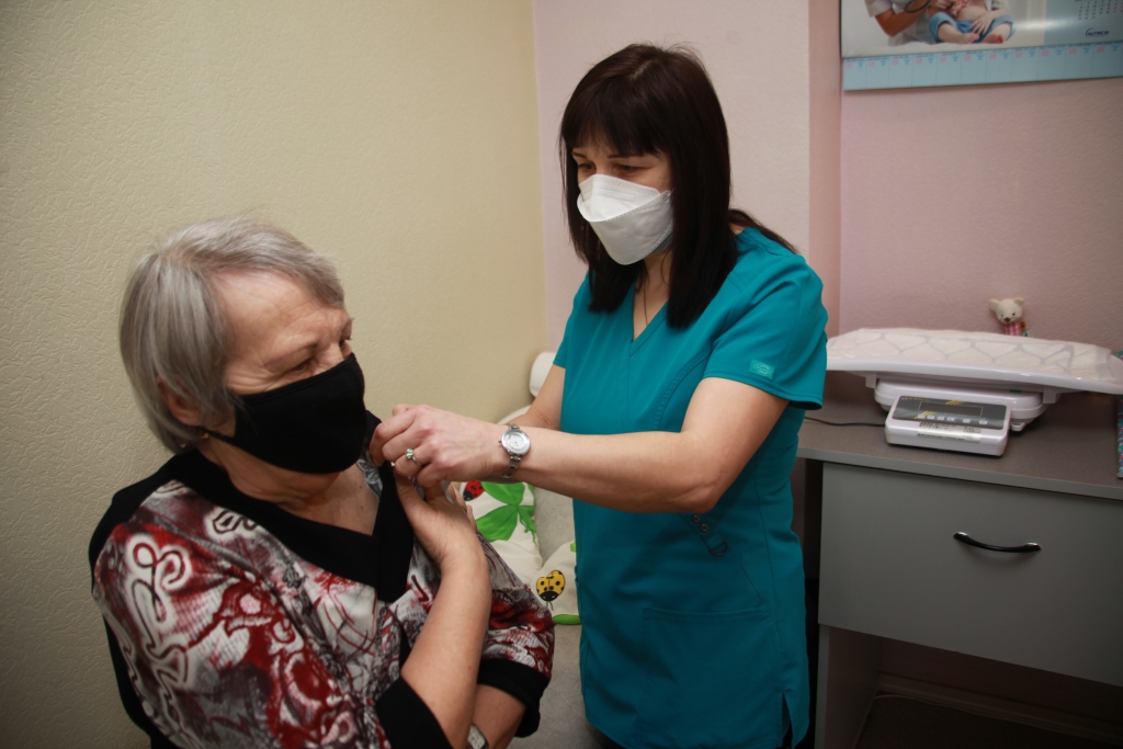 Vakcīnu pret Covid-19 saņēmuši vairāk nekā 700 Gulbenes novada cilvēku. Gulbeniete Nora Rikveile 4.martā ieradās pie savas ģimenes ārstes Maritas Luikas, lai saņemtu vakcīnu pret Covid-19. “Dzirkstelei” viņa saka, ka ilgi nav domājusi, vai vajag vakcinēties. “Ir jāvakcinējas, un pēc vakcīnas es jūtos labi,” saka N.Rikveile. Injekciju gatavojas veikt ārsta palīdze Inese Bērziņa.                          
Autors: Gatis Bogdanovs