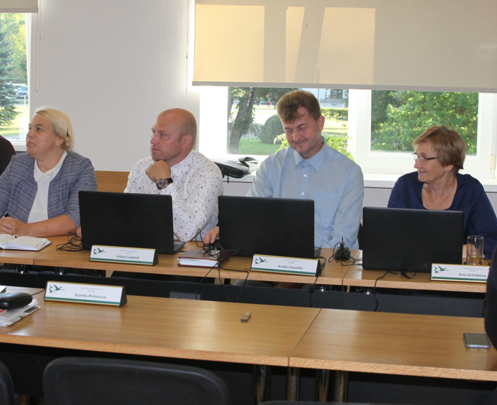 Katrs uz savu pusi. No “Vienotības” šajā sasaukumā Gulbenes novada domē ievēlētie deputāti vairs nav un arī turpmāk politiski nebūs kopā. Šie deputāti ir Ieva Grīnšteine (no labās), Andis Caunītis, Intars Liepiņš un Ilze Mezīte.
Autors: no “Dzirksteles” arhīva 