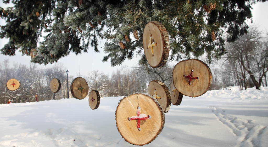 Lizumnieši vēlas saprast, kāpēc no darba atlaista Lizuma tautas nama kultūras darbiniece Līga Ozoliņa. Viņa vienmēr rūpējusies par skaistu un gaumīgu Lizuma centra izrotāšanu svētkos.
Autors: no “Dzirksteles” arhīva