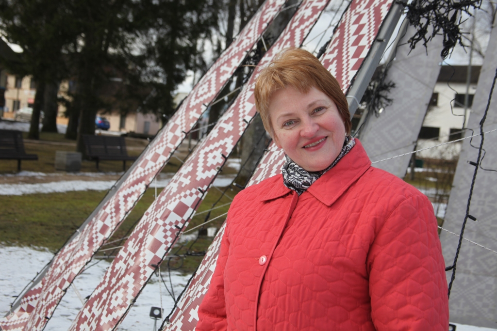 “Šajā laikā es visiem gribu novēlēt saulainu laiku un veselību, neraugoties ne uz ko, ne uz kādiem ārējiem apstākļiem,” saka dzejniece Inese Strautmale.
Autors: Gatis Bogdanovs