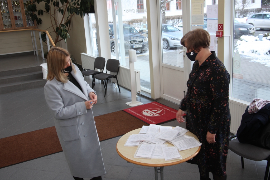 Vakar, 8.martā, Gulbenes novada pašvaldība saņēma siekalu testus, un jau ar šodienu, 9.martu, ikviens ir aicināts izmantot iespēju un nodot siekalu testu. Pilsētā to var izdarīt Gulbenes sporta centrā. Iespēja veikt bezmaksas siekalu testu Covid-19 noteikšanai ir no 9. līdz 12.martam. Atbilde par testa rezultātu iedzīvotājam tiks nosūtīta diennakts laikā. 
Autors: Gatis Bogdanovs