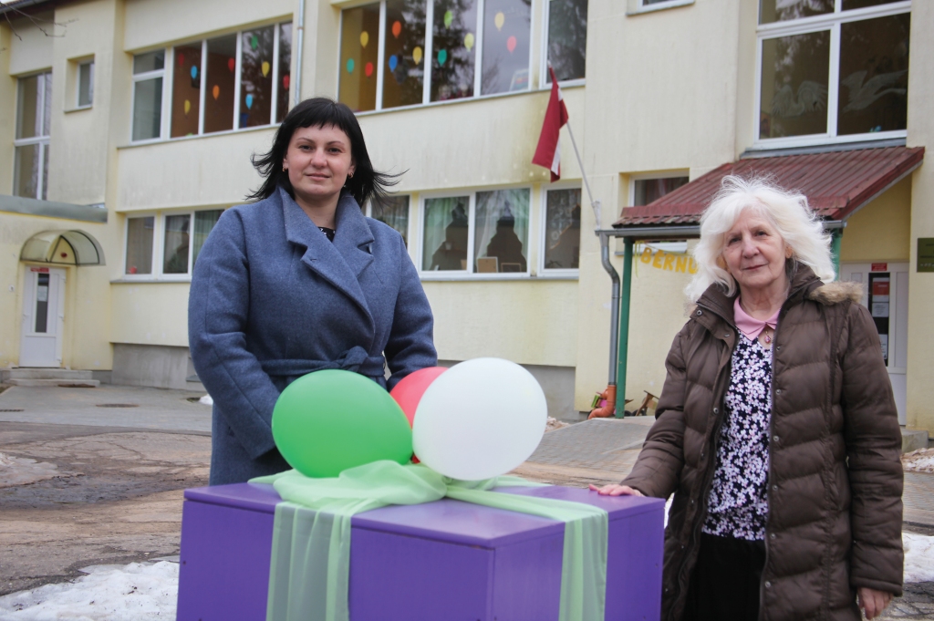 Martā Stāķu bērnudārzs svin iestādes 45 gadu jubileju. Pedagogi, starp tiem arī Daina Žīgure,   māca mazajiem jaunas iemaņas, atklāj talantus. Savukārt bērnudārza darbu organizē vadītāja Sintija Ločmane.
Autors: Gatis Bogdanovs