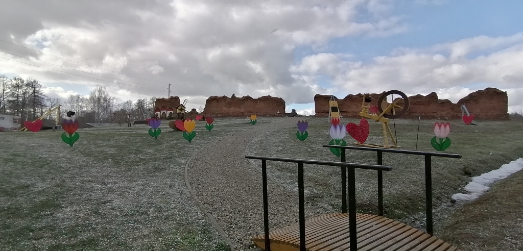 Pagastos mākslinieciskie 
noformētāji turpina būt radoši. Sešpadsmit ziedi sūta katrai Jaungulbenes sievietei pavasarīgu sveicienu Starptautiskajā sieviešu dienā 8.martā.
Autors: no personiskā arhīva