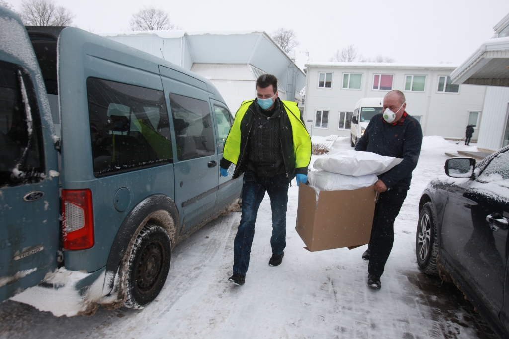 Gulbenes novadā jau ceturto dienu turpinās tā dēvētā pūļa testēšana ar siekalu testiem, lai operatīvi identificētu saslimušos ar Covid-19. Šai paraugu paņemšanā nav jāiesaista medicīnas personāls. Iedzīvotāji to var izdarīt paši, saņemot laboratorisko izmeklējumu komplektu. Katru dienu siekalu testi tiek nogādāti laboratorijā, lai veiktu analīzes. Gulbenes novada pašvaldības vecākā sabiedrisko attiecību speciāliste Gunta Kalmane stāsta, ka pirmajā dienā aktivitāte bija vislielākā. “Testu nodošana ir brīvprātīga, un gulbeniešu aktivitāte ir mērena,” secina G.Kalmane. 
Autors: Gatis Bogdanovs