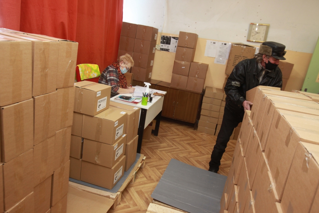 NekaD vēl tik daudz Eiropas paku nav pievests. Biedrības “Latvijas Sarkanais krusts” Gulbenes komitejas izpilddirektore Biruta Kozlovska saka – cilvēkiem ir interese par šīm pakām. 10.marta vien izdalītas apmēram 100 pakas.
Autors: Gatis Bogdanovs