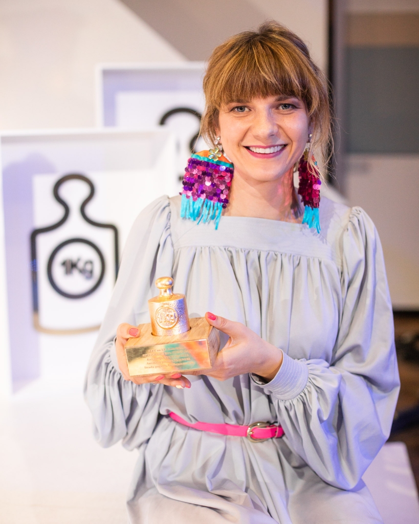 Gadu pēc pandēmijas cilvēki 
Spānijā maskas izvēlas līdzīgi 
kā kurpes, izvērtējot, kura labāk šodien piestāvēs, tā stāsta 
māksliniece Linda Riņķe. 
Autors: Ģirts Raģelis