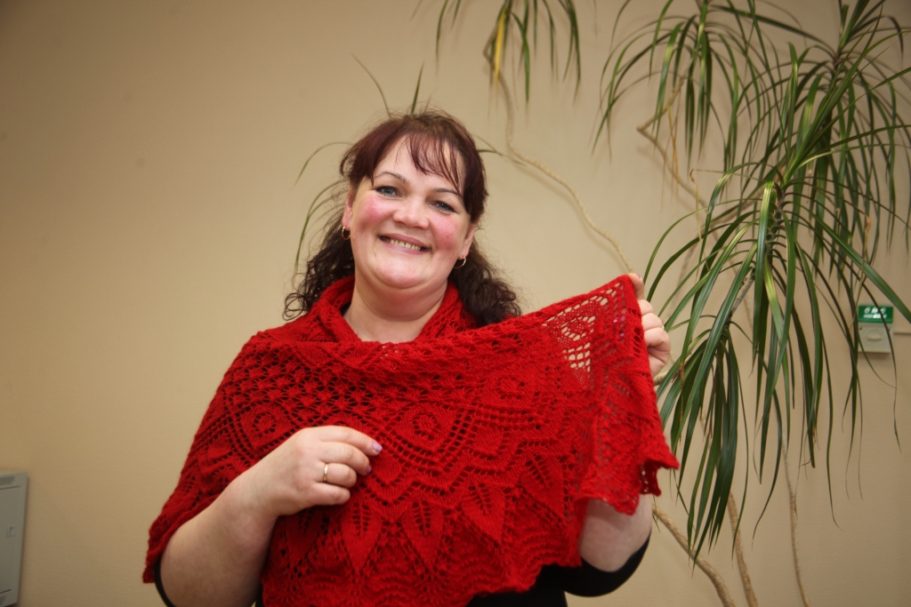 Pašas rokām darināts lakats. Ar šiem vārdiem Ilzes apģērbs iegūst pavisam citu vērtību, apbrīnu. Pat tad, ja šo noslēpumu zina tikai viņa pati.
Autors: Gatis Bogdanovs