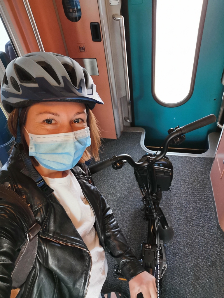 Elīna ar vīru dzīvo Briselē un audzina divarpus gadus veco dēliņu. Darbdienu rītos viņa stundu pavada ceļā vilcienā uz Ljēžas klīniku. Divritenis vienmēr Elīnai ir līdzi.
Autors: no personiskā arhīva