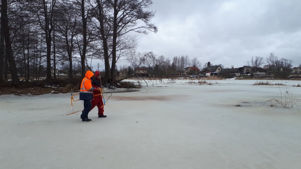 Kārtējos izpētes darbus Dzirnavu dīķī un Krustalīces upē veikuši SIA “Enviroprojekts” pārstāvji. Viņi darbojas pašvaldības uzdevumā. 
Autors: no pašvaldības arhīva