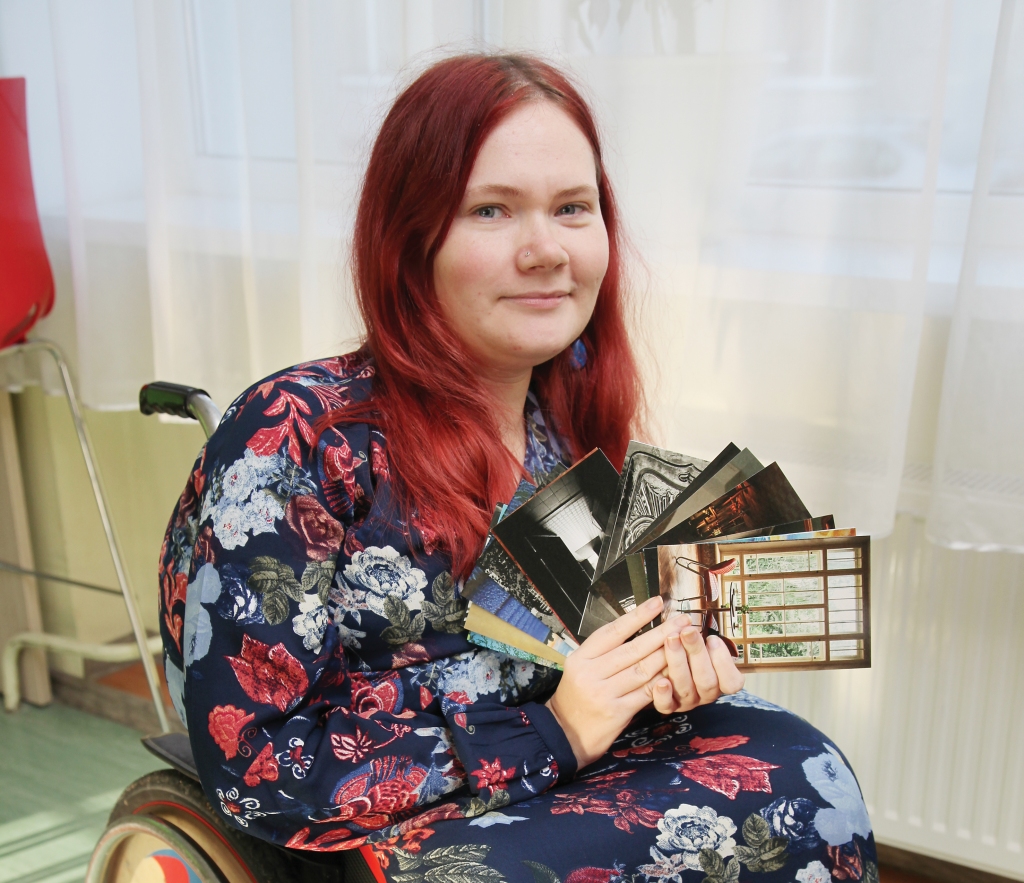 Elīna saka, ka šajā pasaulē ir divu veidu cilvēki: vieni, kurus pastkaršu un apsveikumu iegādāšanās nekad nav interesējusi un neinteresēs, un otri, kas ir uzņēmuma klienti, kuri domā par savstarpējām cilvēku attiecībām. 
Autors: no “Dzirksteles” arhīva