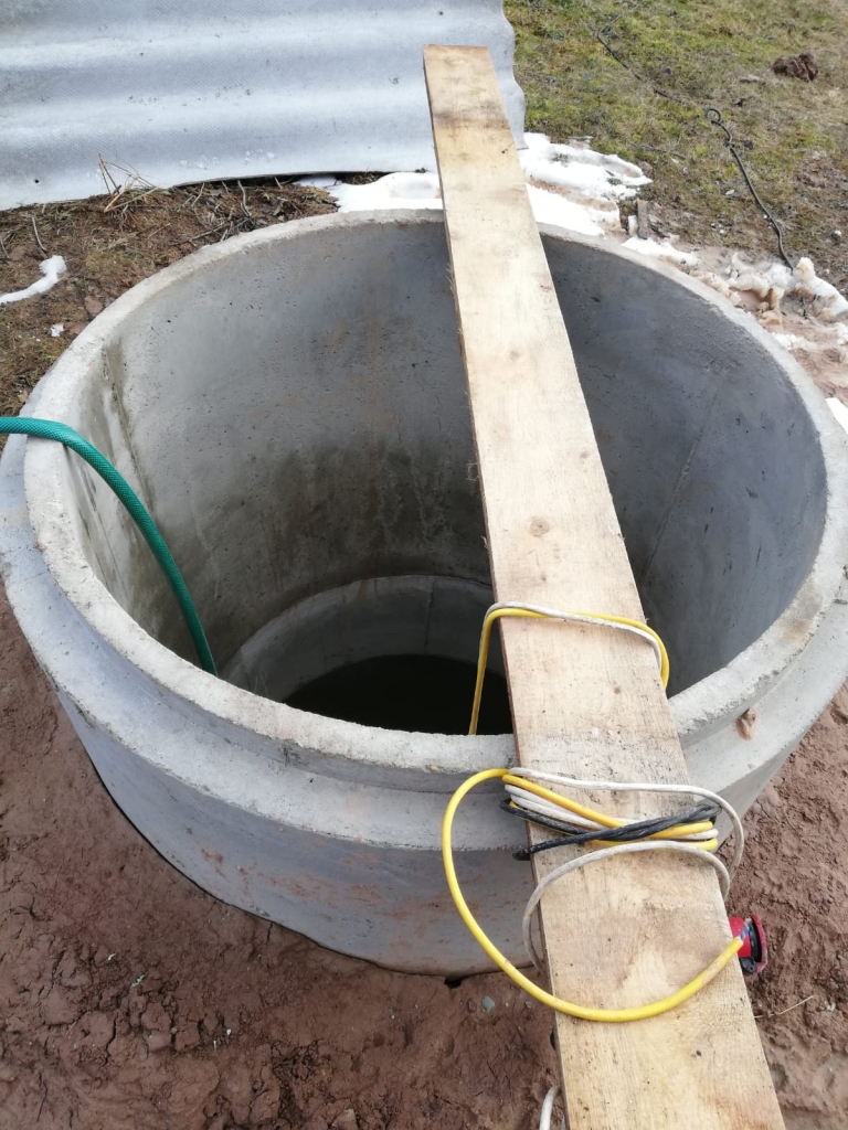 Kad vecā aka arī pēc vairākām tīrīšanas reizēm nedod ūdeni, nākas rakt jaunu aku. Novadā vairākās viensētās izjūt gadalaiku ietekmi. Gruntsūdeņus ļoti ietekmē gan sniega kārta ziemā, gan nokrišņu daudzums pavasarī.
Autors: no personiskā arhīva