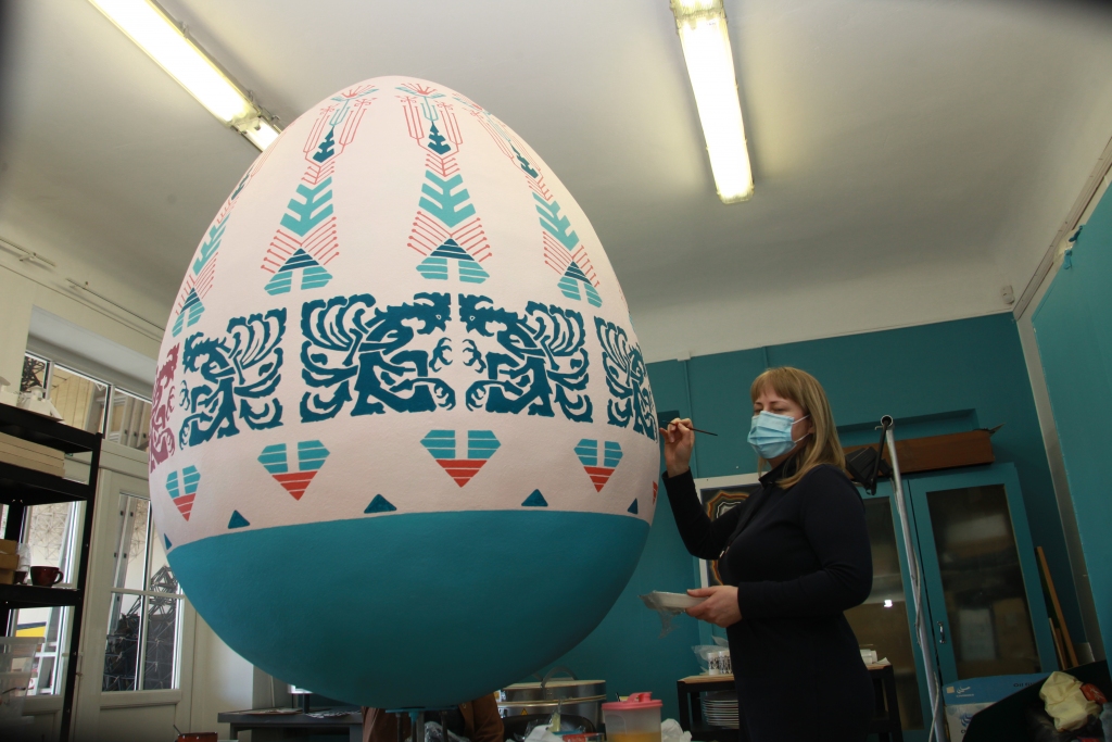 Šobrīd Gulbenes mākslas skola apglezno trīs olas ar mūsu novadnieka Jūlija Madernieka rakstiem.
Autors: Gatis Bogdanovs