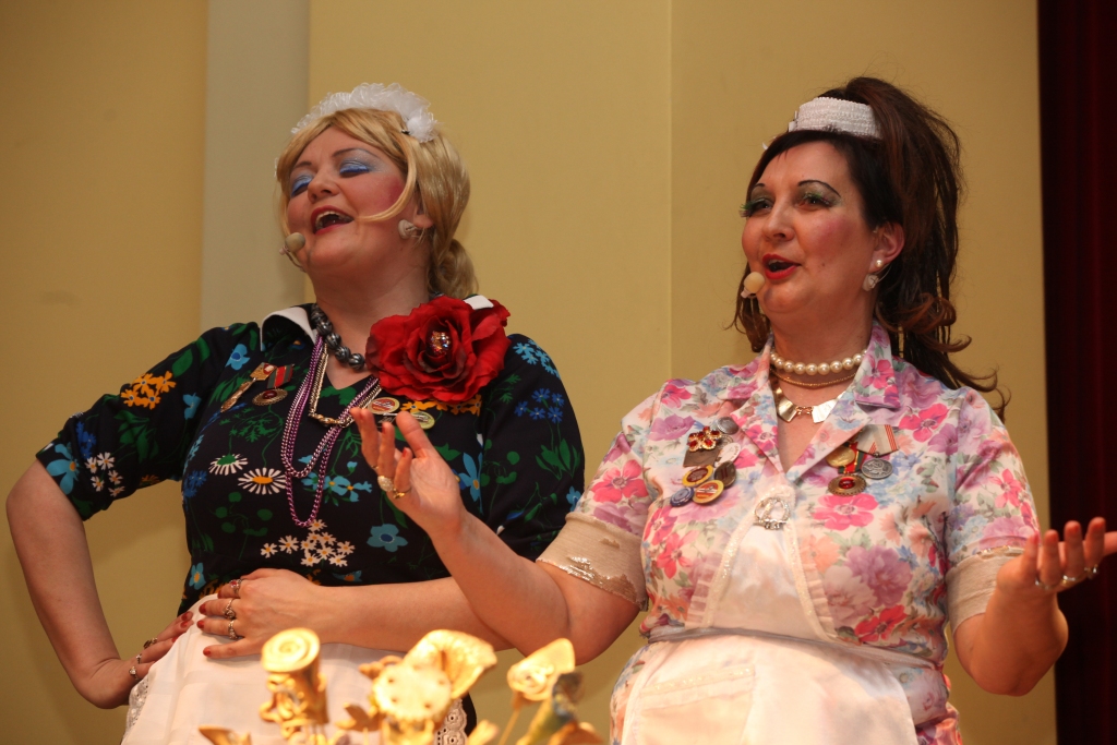 “Soliņš 2014” ar nosaukumu “Sievietes un zelta laikmets”. Kā skaidroja pašas “bufetčicas”, tas ir laikmets, kad sievietēm ir savs vīrietis, jo vīrieši sievietes gan apzeltī, gan paceļ spārnos. 
Autors: no “Dzirksteles” arhīva