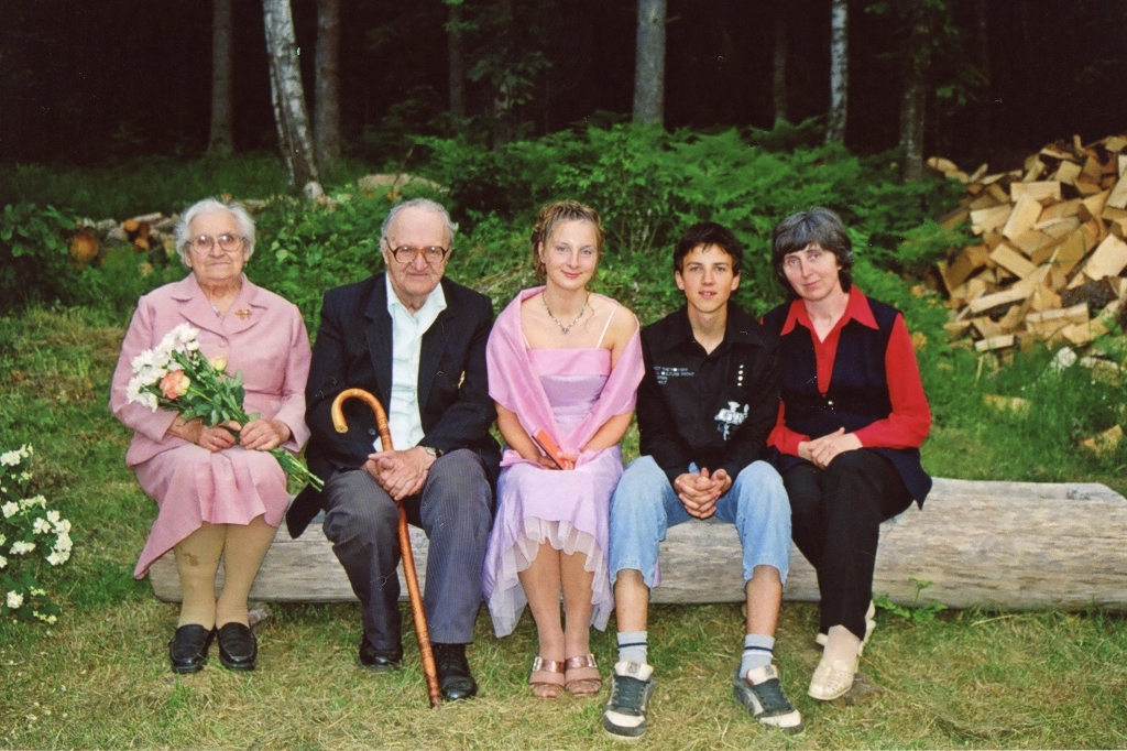 Dzimtas spēks. Vītoli seniori Velta un Dzintars (no kreisās) kopā ar meitu Velgu un abiem viņas bērniem – Daci un Dzintaru junioru.
Autors: no personiskā arhīva