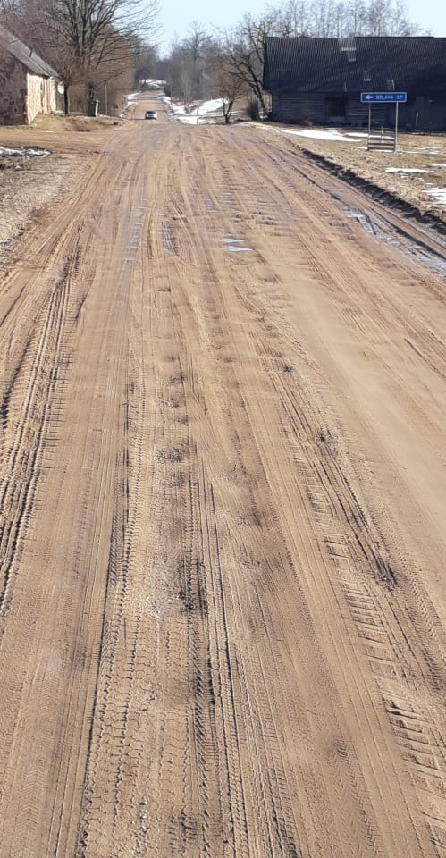 Bedre pie bedres! Kāds autovadītājs šonedēļ iemūžinājis ceļa Alūksne-Kalniena-Gulbene stāvokli.
Autors: no personiskā arhīva