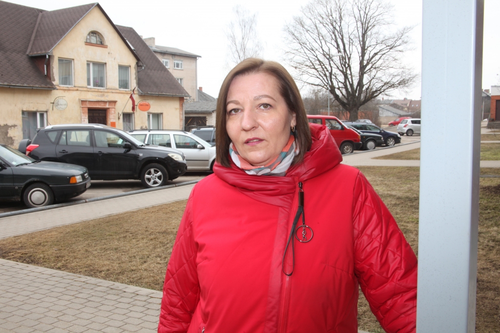 Līnai Bušujevai ir atbilstoša augstāka izglītība, kuru viņa ieguvusi, studējot Latvijas Universitātē un Baltijas Starptautiskajā akadēmijā. Viņai ir divi maģistra grādi.
Autors: Gatis Bogdanovs