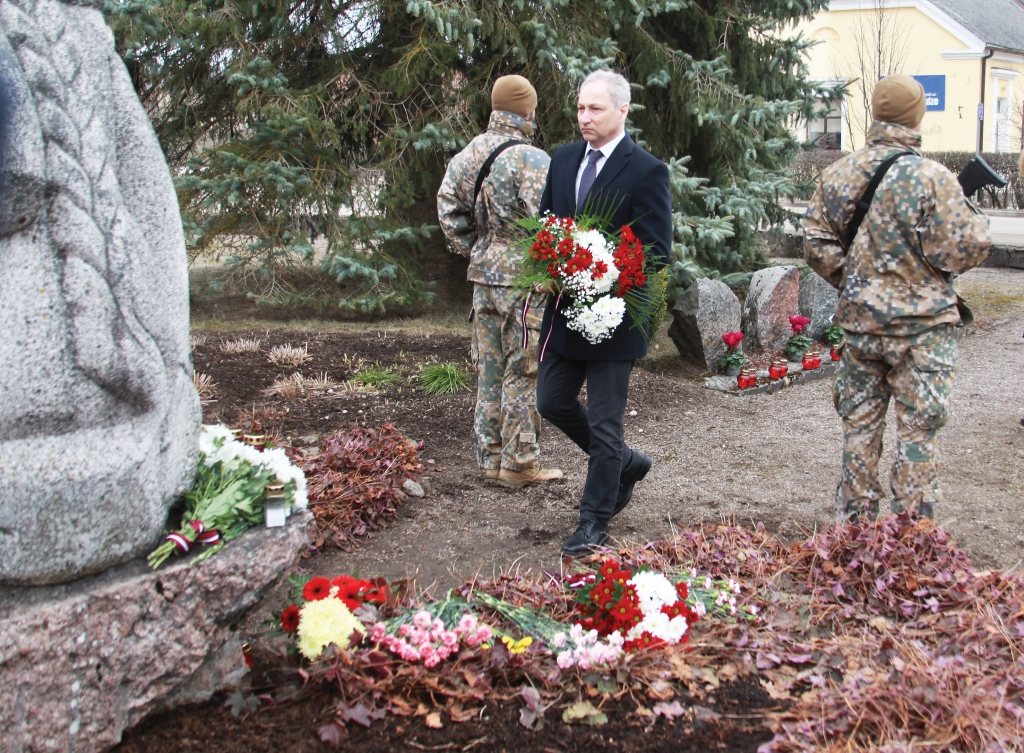 25.martā Gulbenes stacijā pie pieminekļa ziedus nolika arī tieslietu ministrs Jānis Bordāns. 
Autors: Gatis Bogdanovs