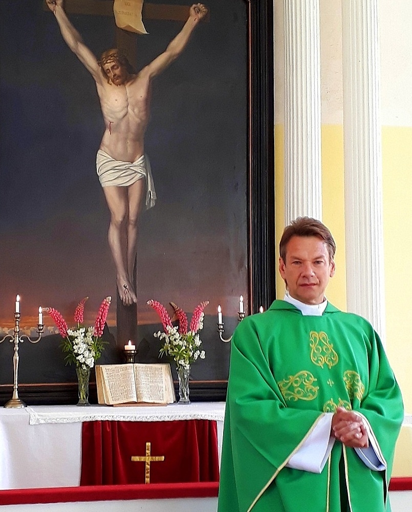 Zeltiņu baznīcas altārglezna. “Esmu laimīgs, ka varu darīt to, kas ir mans aicinājums un kas patiešām patīk!” atzīst Jānis Zvirgzdiņš. Katra mēneša otrajā un ceturtajā svētdienā mācītājs kalpo Zeltiņu draudzē.
Autors: no privātā arhīva