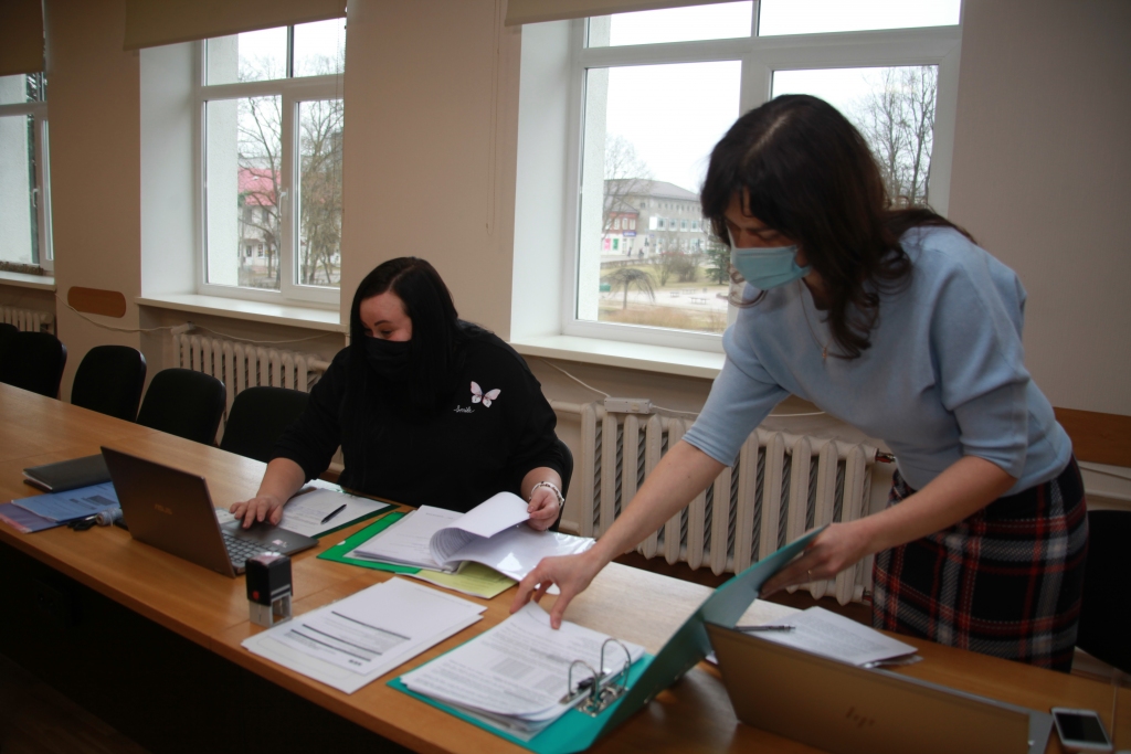 Novada vēlēšanu komisijas priekšsēdētāja Sanita Mickeviča stāsta, ka 1.aprīlī iesniegt savu deputātu kandidātu sarakstu ir pieteikusies nacionālā apvienība ““Visu Latvijai!”—”Tēvzemei un Brīvībai/LNNK””, bet sestdien, 3.aprīlī, Zaļo un Zemnieku savienība un “Jaunā Vienotība”.
Autors: Gatis Bogdanovs