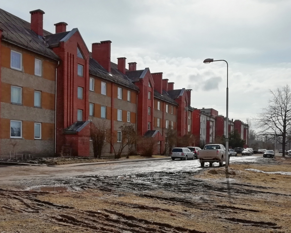 Jaunās ielas pārbūves projekts Gulbenē faktiski risinās to pašu problēmu, ko Nākotnes ielas iekškvartāla projekts jau atrisinājis un ko risinās ieplānotā pārbūve Skolas ielas kvartālā. Bet gājēju taka (kuru klāj drupinātais asfalts) pa pļavu Ābeļu ielas virzienā arī ir Jaunās ielas turpinājums. Šī daļa pagaidām sakārtota netiks, jo tam nav finansējuma.
Autors: no “Dzirksteles” arhīva