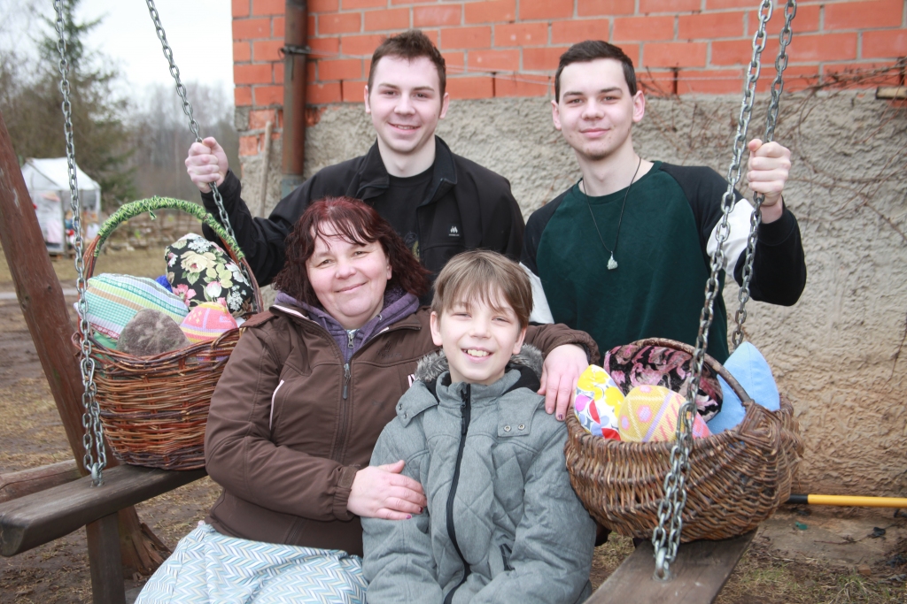 Ir klāt pavasaris un Lieldienas. Un arī šogad tāpat kā pērn pulcēšanās aizlieguma dēļ Lieldienas atzīmēsim ģimenes lokā. Šie ir svētki, kad lieliski var pavadīt laiku ar savējiem. Druvēnietes Inetas Maksimovas ģimene Lieldienām gatavojas jau savlaicīgi. Mājas pagalmā radītā svētku noskaņa priecē pašus un arī kaimiņus. Savukārt pašā svētku dienā viņa un dēli Ingus, Edgars un Renārs šūposies un rīkos olu kaujas.            
Autors: Gatis Bogdanovs