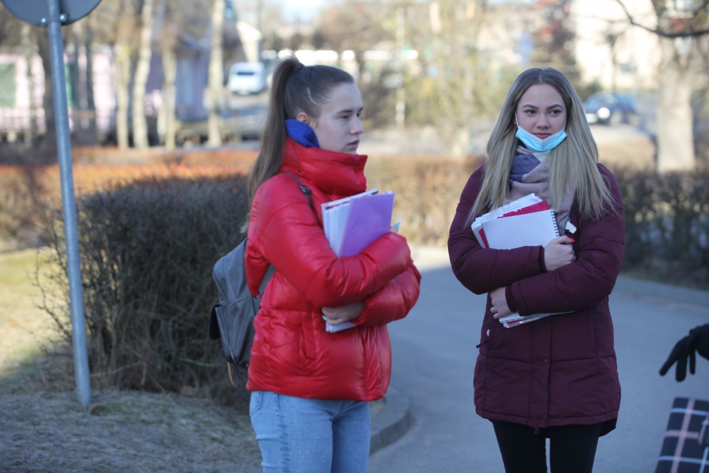 Aptuveni pēc pusgada skolā ļauts atgriezties 12.klašu audzēkņiem, bet tikai uz konsultācijām divas reizes nedēļā. Vakar no rīta sastaptie Gulbenes novada vidusskolas skolēni “Dzirkstelei” atzina, ka sajūtas ir līdzīgas kā 1.septembrī. Gulbenes novada vidusskolas 12.g klases skolniece Līva Paipala (no kreisās) uzskata, ka mācīties klātienē ir daudz labāk nekā mājās, bet pēc tik ilga pārtraukuma ir ļoti nepierasti nākt uz skolu. “Pirmajā dienā šķiet, ka esi tā kā no ierastā režīma izsists ārā. Mums tiešsaiste parasti sākās pulksten 10.00, bet šodien bija agri jāceļas, un tas bija diezgan grūti,” vakar sacīja Līva. Savukārt viņas klasesbiedrene Megija Anete Zīberga, vērtējot attālinātās mācības, teica, ka, piemēram, mācīties matemātiku attālināti mājās ir diezgan sarežģīti, tāpēc viņa ir priecīga, ka tagad to var darīt klātienē. Viņas arī necerēja, ka šajā mācību gadā tiks uz skolu, lai varētu tāpat kā agrāk mācīties kopā ar klasesbiedriem. “Likās – jau tik ilgs laiks pagājis, ka ko tur vairs. Trūka draugu, sabiedrības,” atzina jaunietes.
Autors: Gatis Bogdanovs