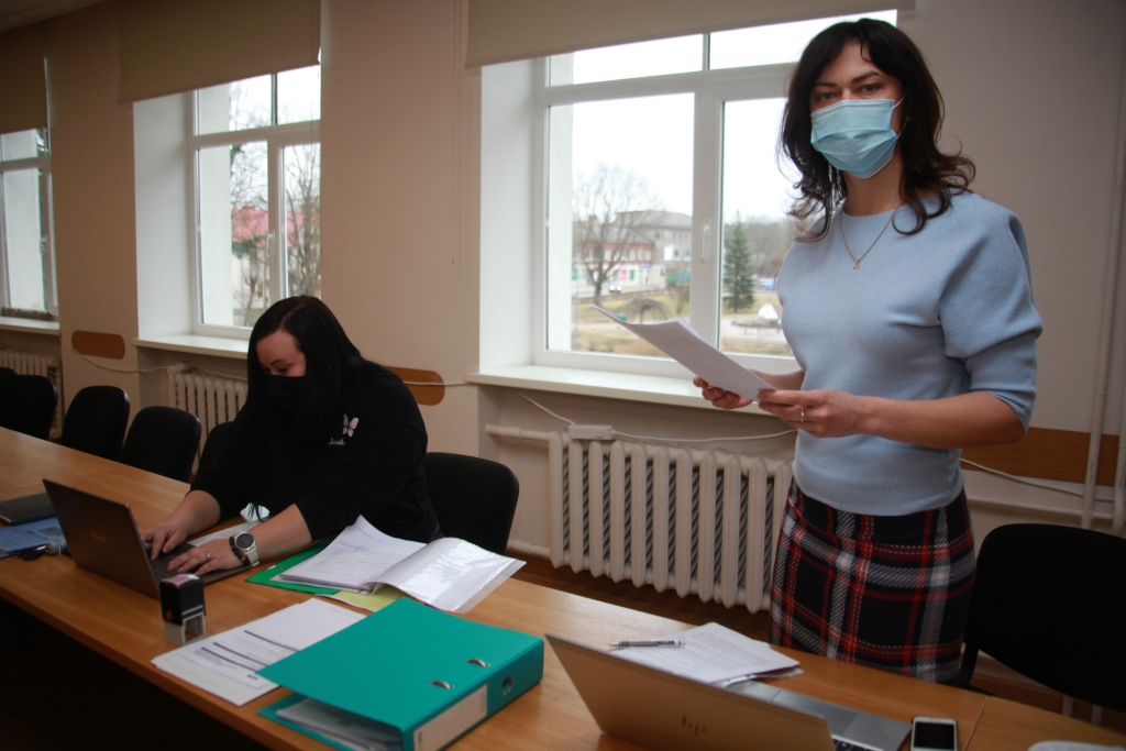 Gatavojoties Gulbenes novada domes 5.jūnija vēlēšanām, šodien, 9.aprīlī, notiks tradicionālais pasākums – izloze. To organizē novada vēlēšanu komisija, kuru vada Sanita Mickeviča (no labās). Piedalīties izlozē ir aicināti pārstāv    ji no visām sešām partijām, kuras iesniegušas savus deputātu kandidātu sarakstus. Izlozējot noteiks secību, kādā būs sarindoti katras partijas depu       tātu kandidātu saraksti, kad tie vēlētājiem tiks izsniegti vēlēšanu iecirkņos. 
Autors: no “Dzirksteles” arhīva