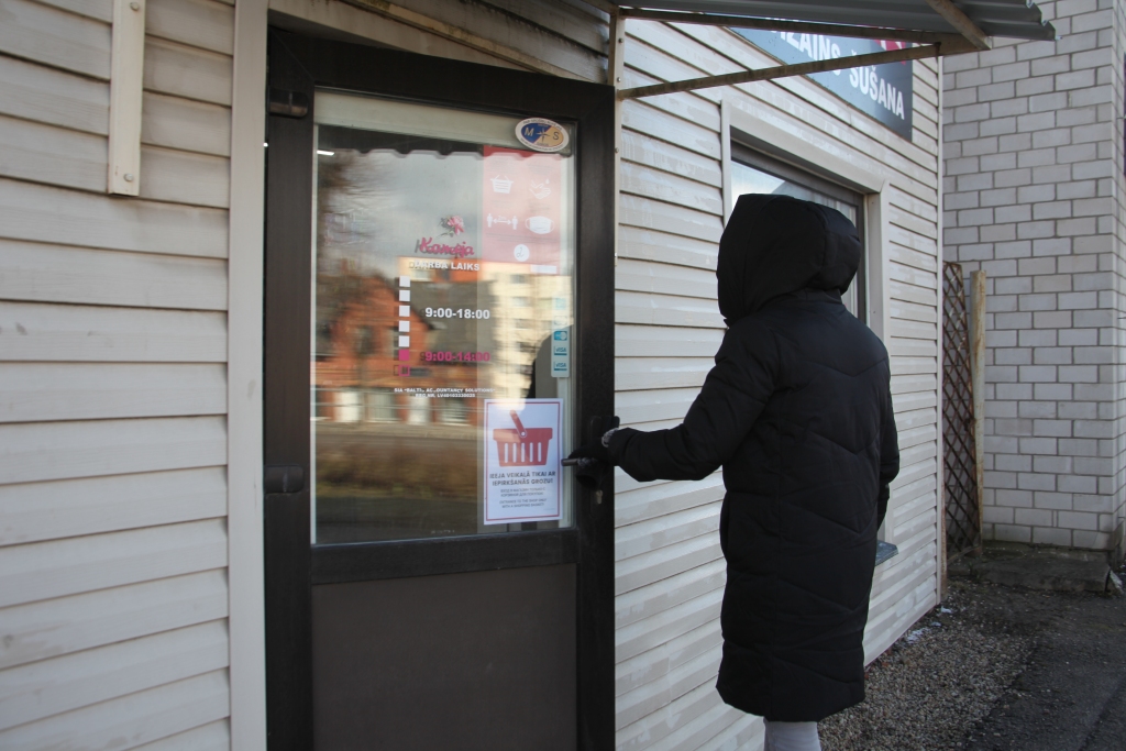 No trešdienas atkal var strādāt mazie veikali, kas bija slēgti kopš 19.decembra. Atvērts ir arī Gulbenes veikals “Kameja”.
Autors: Gatis Bogdanovs