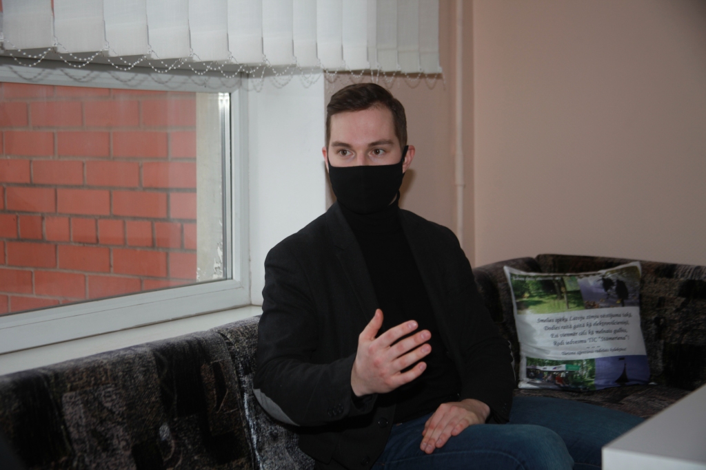 Izvēlējās ielūkoties “Dzirksteles” redakcijā, nevis tikties ar Gulbenes novada vadību. VARAM ministrs Artūrs Toms Plešs sniedza interviju laikrakstam, ievērojot epidemioloģiskās drošības prasības. 
Autors: Gatis Bogdanovs