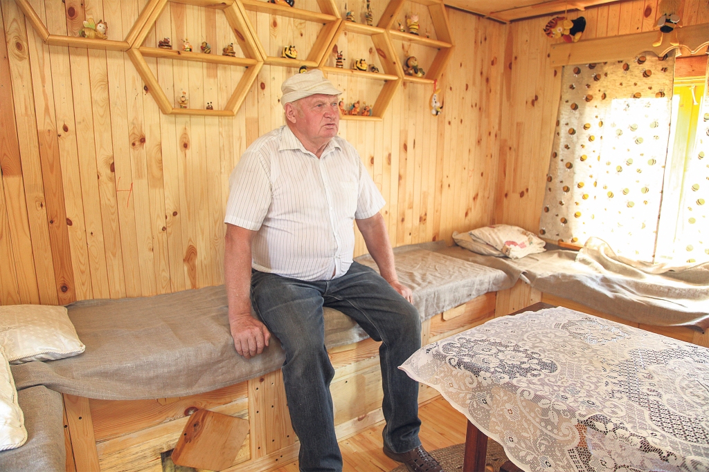 Armands Galviņš ir viens no pirmajiem, kas Latvijā sāka nodarboties ar tā saukto bišu terapiju. Sajūtas, guļot uz lāvas, zem kuras zum bites, ir interesantas. Ja cilvēks nav pieradis atslābināties, sākumā ir grūti, bet, ja ar sevi strādā, palēnām izdodas sevi noskaņot uz to, ka, ieejot mājiņā, ir jāatpūšas.
Autors: no “Dzirksteles” arhīva