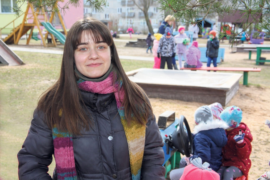 Divdesmit piecus gadus vecā Aleksandra Veličkoviča no Serbijas līdz 15.jūnijam darbosies ar pirmskolas vecuma bērniem Gulbenē. Ikdienā viņa no bērniem mācās arī latviešu valodu un pretī dod iespēju iepazīt vairāk angļu valodu. “Savā brīvajā laikā es daudz staigāju pa Gulbeni vai apceļoju citas Latvijas pilsētas. Man ļoti patīk zīmēt un rakstīt nelielus stāstus,” viņa atklāj.
Autors: Gatis Bogdanovs