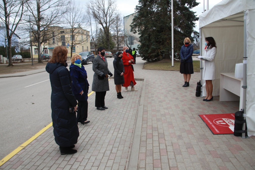 Plaši nereklamējot, piektdien, 9.aprīlī, Gulbenes novada vēlēšanu komisija noturēja publisku sēdi pašvaldības administratīvās ēkas durvju priekšā. Par notiekošo brīnījās neinformētie nejaušie garāmgājēji. Dzirdēt pa gabalu neko lāgā nevarēja, jo bija stiprs vējš un komisijas vadītāja Sanita Mickeviča neizmantoja skaņu pastiprinošu aparatūru. Ievērojot savstarpējo distancēšanos un citus Covid-19 pandēmijas drošības pasākumus, sešu partiju pārstāvji piedalījās izlozē. Viens no pārstāvjiem uz izlozi paspēja pēdējā brīdī, jo bija aizsteidzies uz mājām pakaļ aizmirstajam personu apliecinošajam dokumentam. Pases uzrādīšana bija obligāta. Tika izlozēti numuri, kādā secībā tiks sarindoti vēlēšanu komisijai iesniegtie deputātu kandidātu saraksti, kad tie tiks izsniegti katram balsotājam. Gulbenes novada domes vēlēšanas notiks jau pavisam drīz – 5.jūnijā. 
Autors: Gatis Bogdanovs