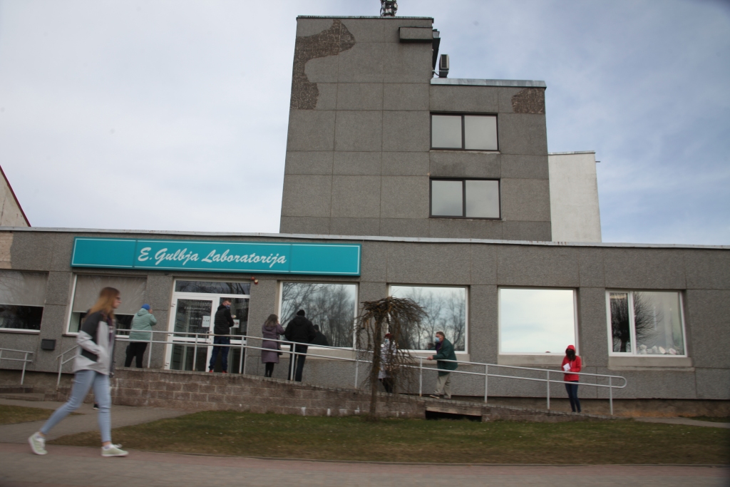 “Dzirkstele” novēroja, ka vakar ap pusdienlaiku pie E.Gulbja laboratorijas Gulbenē bija neliela rinda.
Autors: Gatis Bogdanovs