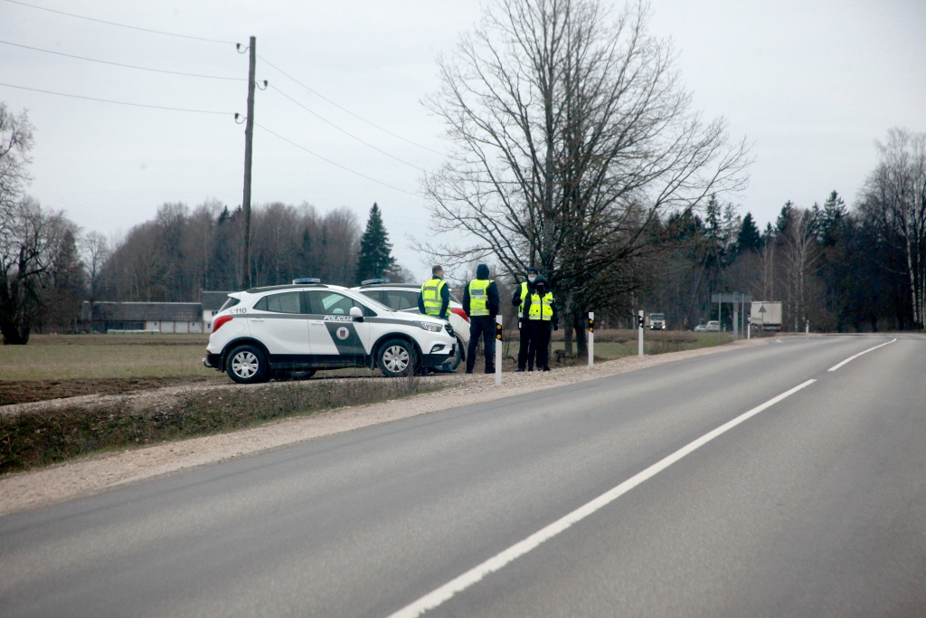 Arī “Dzirkstele” novēroja, ka Valsts policijas darbinieki strādā pastiprinātā režīmā. Taču nav nekādas oficiālas informācijas, ka noziedznieks būtu devies uz Gulbenes pusi.
Autors: Gatis Bogdanovs