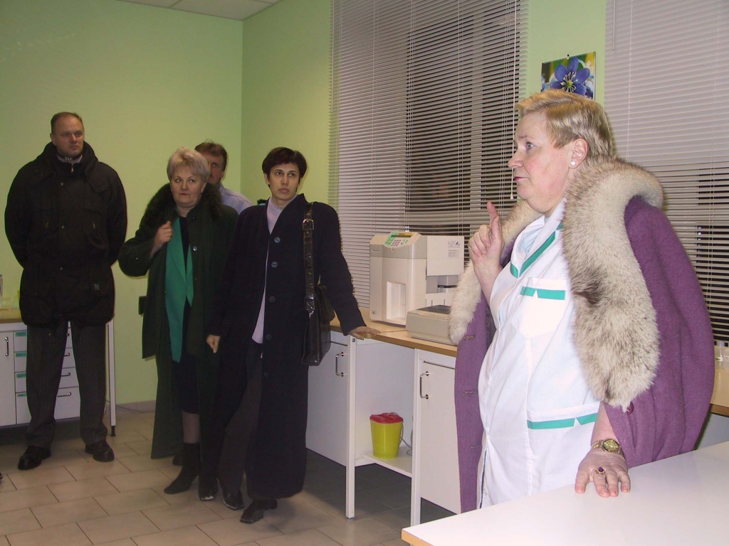 Arī “Dzirkstele” savā arhīvā atrada vēsturiskas bildes. Fiksēts mirklis, kad 2003.gadā Rotari Gulbenes klubs viesojās Gulbenes slimnīcā. Toreiz slimnīcas vadītāja bija Mudīte Jaceviča.
Autors: no “Dzirksteles” arhīva