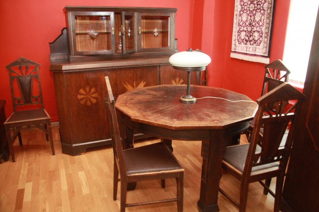 Galds, kas pieredzējis četras ap sevi pulcinātas paaudzes, nu atvests uz Gulbenes novada vēstures un mākslas muzeja sarkano zāli.
Autors: Gatis Bogdanovs