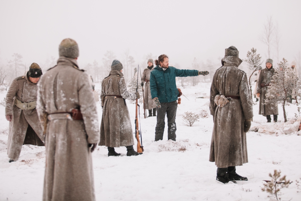 “Filmas tapšanā palīdzējuši arī spēki no augšas – Ziemassvētku kauju filmēšanas laikā kā uz pasūtījumu bija liels sals un sasniga sniegs. Gadu pirms vai pēc tam šādus skatus nofilmēt nebūtu iespējams,” saka režisors Dzintars Dreibergs (vidū).
Autors: Raimonds Birkenfelds