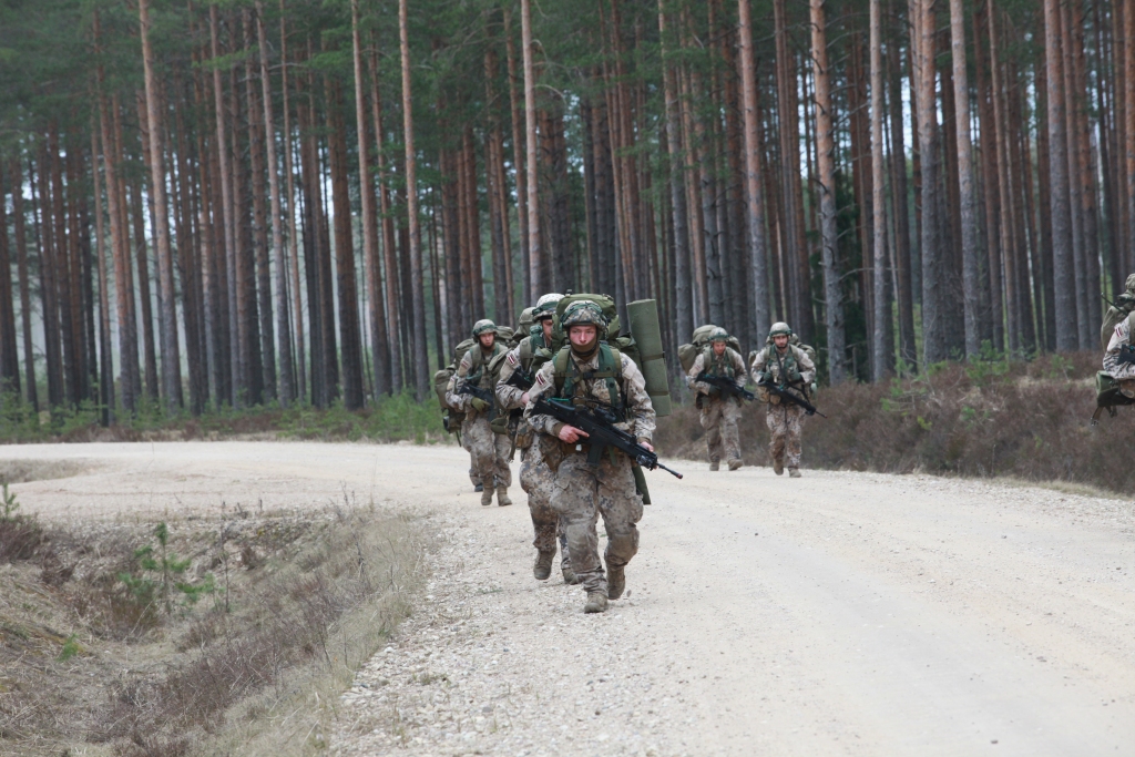 Šonedēļ Stradu pagasta Kaļņa ezera apkārtnē norisinās Zemessardzes 25. kājnieku bataljona Kaujas atbalsta rotas militārās mācības, lai stiprinātu vienības kaujas spējas. Kaujas atbalsta rotas komandiera vietnieks virsleitnants Aigars Stiprais “Dzirkstelei” uzsver, ka mācībās piedalās jaunās profesionālā dienesta rotas karavīri, kuri dien Stāmerienā. Karavīri mācās dzīvot lauka apstākļos un dodas izspēlēt neplānotu uzbrukumu.
Autors: Gatis Bogdanovs