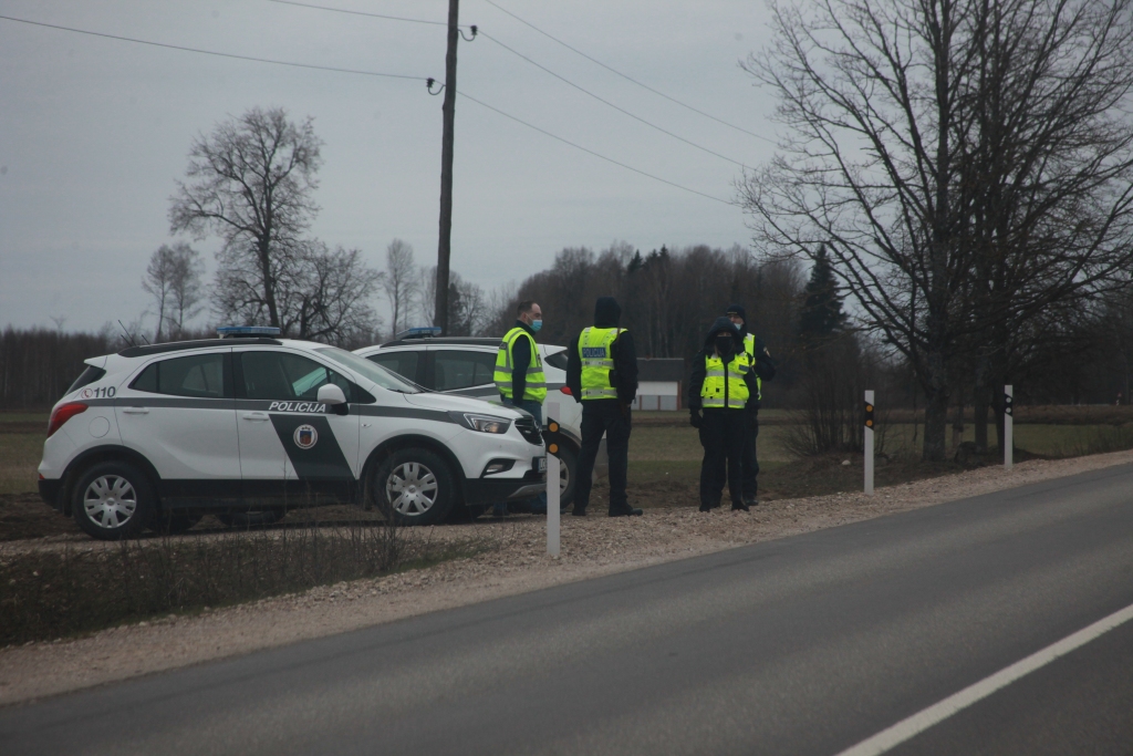 Arī “Dzirkstele” novēroja, ka Valsts policijas darbinieki strādā pastiprinātā režīmā. Taču nav nekādas oficiālas informācijas, ka noziedznieks būtu devies uz Gulbenes pusi.
Autors: Gatis Bogdanovs