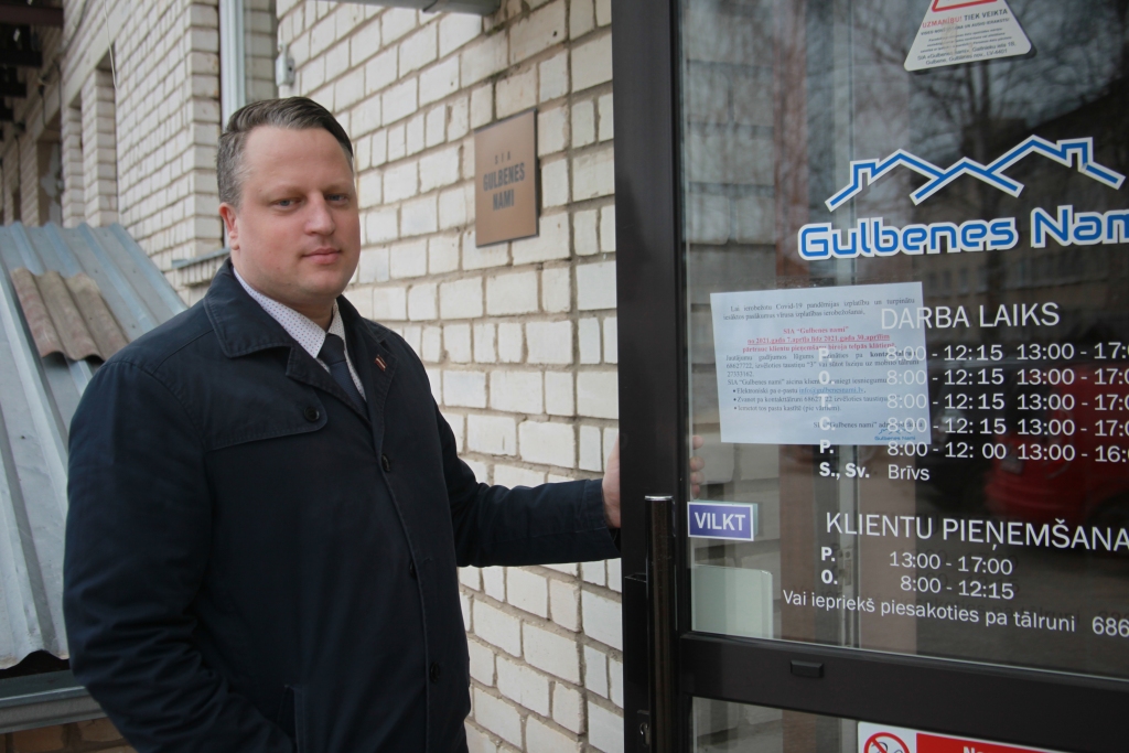 Šobrīd SIA “Gulbenes nami” klientus klātienē nepieņem, lai tādā veidā Covid-19 pandēmijā ierobežotu savstarpējos kontaktus un mazinātu infekcijas nodošanas risku – skaidro uzņēmuma valdes loceklis Rihards Korns. 
Autors: Gatis Bogdanovs