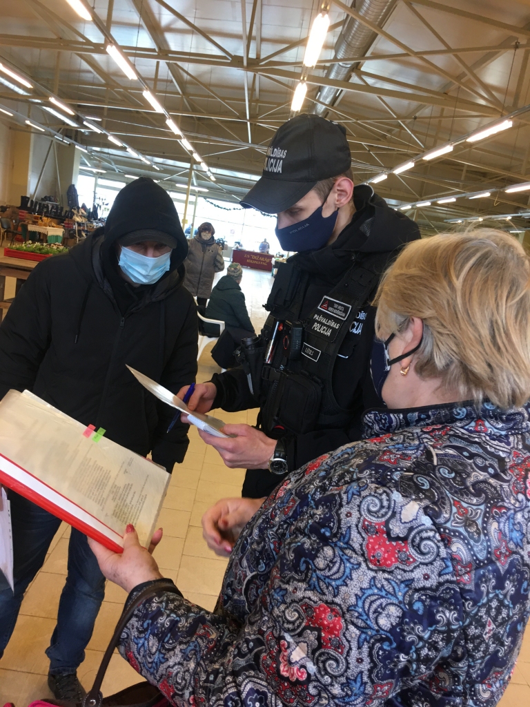 Konflikts. Ēkā Gulbenē, Rīgas ielā 65b, kas pieder SIA “Kalmes 5”, bez saskaņojuma 15.aprīlī tika rīkots vakara tirdziņš. Rīkotājs - īpašnieks zemei zem ēkas. 
SIA “Kalmes 5” valdes locekle Līga Adamoviča (no labās) tirgotājiem paziņoja – ēkā vakara tirdziņa vairs nebūs. Pretenzijas viņai paust ieradās zemes Rīgas ielā 65b īpašnieka brālis Ronalds Kovačs (no kreisās). Pašvaldības policists Kristaps Vītols (centrā) secināja – kam pieder ēka, tas ir noteicējs par to.
Autors: Diāna Odumiņa