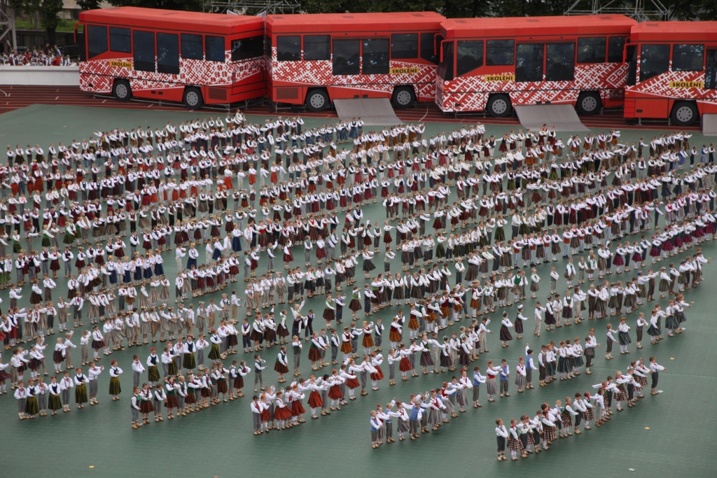 Šādus dejotāju rakstus Daugavas stadionā tik drīz neredzēsim, taču novadniece Zane Gargažina veido liekoncerta videoklipu, kurā paredzēts ietvert visus skolu jaunatnes deju kolektīvus. Viņa cer uz gulbeniešu atsaucību.   
Autors: no “Dzirksteles” arhīva  