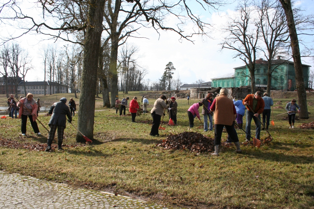 nav zināms, kad piedzīvosim tādas masveida talkas. Attēlā – Lielā Talka Vecgulbenes muižas parkā 2012. gadā.
foto: 
Autors: no “Dzirksteles” arhīva