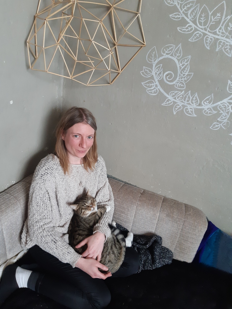 “Es jūtu, ka šeit ir mana vieta,” atzīst Elza Niedre, kura tagad dzīvo Baltās mājas otrā stāva istabiņā.
Autors: Mārīte Dzene