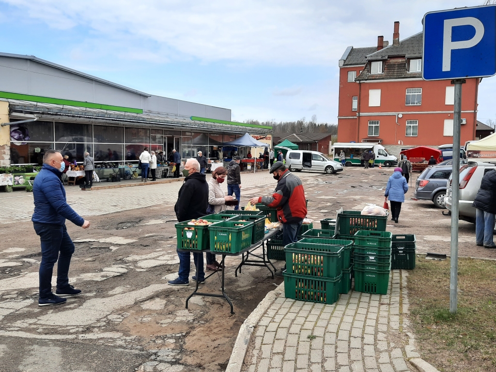 Vakara tirdziņš ceturtdien Gulbenē, Rīgas ielā 65B, notika zem klajas debess un bija pašķidrs. Tomēr ir nodrošināta iespēja gan tirgotājiem, 
gan pircējiem.
Autors: Gatis Bogdanovs