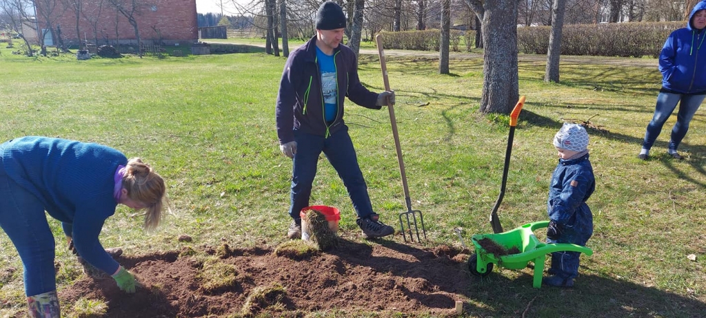 Talcinieki arī Līgo pagastā piedzīvoja gan sauli, gan tumšus lietusmākoņus, taču tas nekavēja sakopšanas darbus. Līgo un Daukstu pagasta pārvaldes vadītājs Uldis Doņuks kopā ar ģimeni strādāja pie īpašas puķu dobes veidošanas.
Autors: no privātā arhīva
