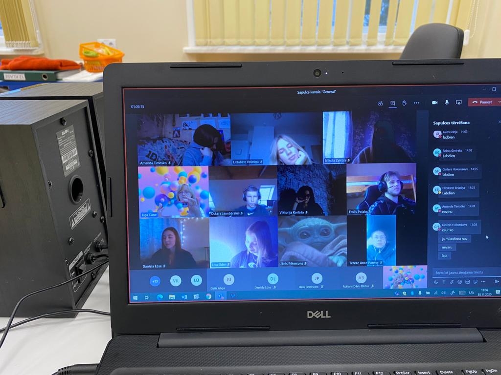 Tā nu jau daudzus mēnešus katru dienu stundās tiekas skolēni. Arī Gulbenes novada vidusskolas 11.g klase neiztiek bez humora dzirksts “Zoom” platformā. Visi ļoti gaida tikšanos klātienē.