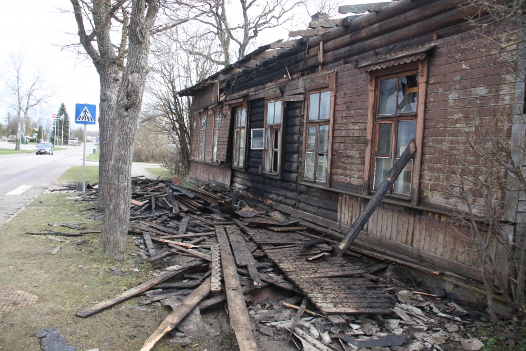 Sākusies tūrisma sezona, bet mums Gulbenē, Dzelzceļa ielā, kuru bieži vien apmeklē tūristi, kā arī mūsu pilsētas viesi, šobrīd paveras drūms skats. Ugunsgailis pagājušajā nedēļā bija nesaudzīgs un pamatīgi izpostīja ēku Dzelzceļa ielā 3. Šis pilsētas rajons ir nozīmīgs, jo stāsta mums par Gulbenes vēsturi. Aptuveni 100 gadus vecās koka ēkas Dzelzceļa ielā, kas būvētas dzelzceļā strādājošajiem cilvēkiem, vēsta par tā laika arhitektūru, kuru pieveic ne tikai laikazobs, bet arī piemeklē ugunsnelaime. Ēkā deguši privātie dzīvokļi, līdz ar to, kāds būs ēkas turpmākais liktenis, nav skaidrs. Arī pašvaldībai šobrīd nav ideju, kā šādos gadījumos saglabāt vēsturisko mantojumu.
Autors: Gatis Bogdanovs