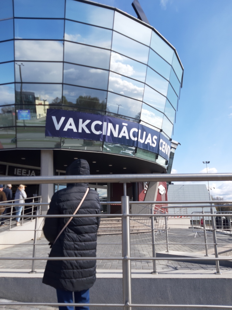 Pagājušās nedēļas nogalē ar Covid-19 vakcīnu “Pfizer-BioNTech” pēc iepriekšēja pieraksta prioritāro grupu iedzīvotāji tika vakcinēti vairākos liela mēroga vakcinācijas centros. Šādu iespēju izmantoja arī gulbenieši.
Autors: Ginta Alberte